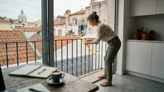 Fita amarela na varanda: o que simboliza e porque é que este gesto mexe connosco